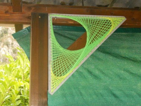 petit cadre d'angle, tout simple, vert et jaune. Laine fluo reflechissante sous lumiere noir